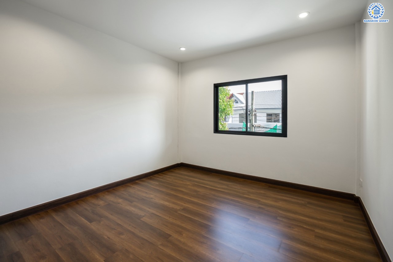 บ้านมือสองตกแต่งใหม่ หน้าโครงการติดรถไฟฟ้า "สถานีไทรม้า"!! ม.ซื่อตรง รัตนาธิเบศร์ ทาวน์เฮ้าส์ หลังใหญ่ เนื้อที่ 26 ตร.ว. ฟังก์ชัน 3 ห้องนอน 2 ห้องน้ำ 1 ที่จอดรถ ทำเลใกล้ เซ็นทรัลรัตนาธิเบศร์ และทางด่วน "งามวงศ์วาน"